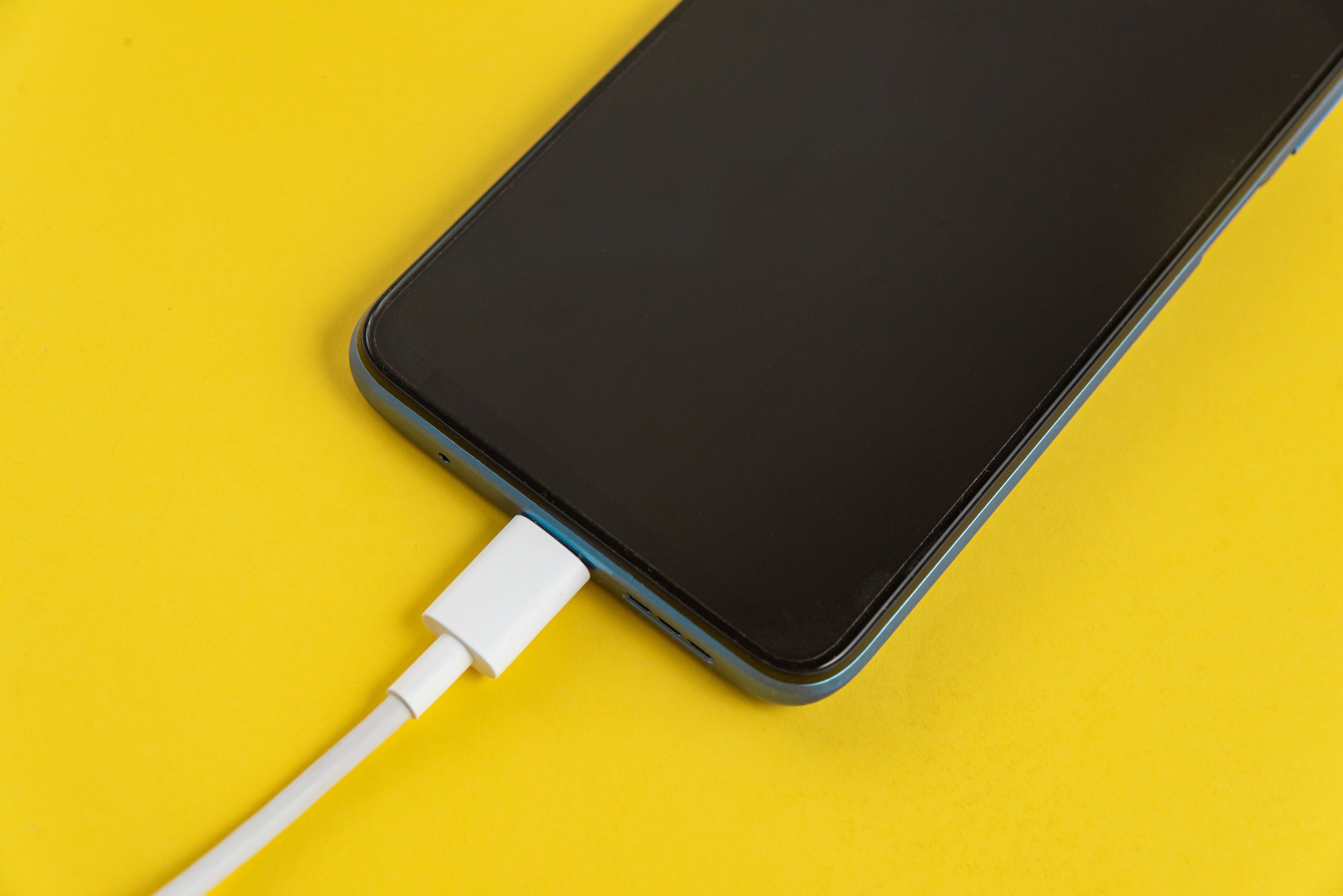 How to Choose the Right Fast Charger Without Damaging Your Phone